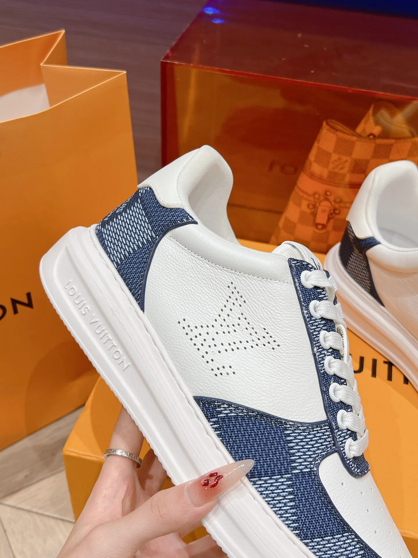 👟👟Ex-factory price 680👟👟 New LV white shoes for men, checkerboard series, plaid color matching, pure cowhide, 3D printed breathable holes, men's casual business travel shoes👟full of comfort, size: 37-45